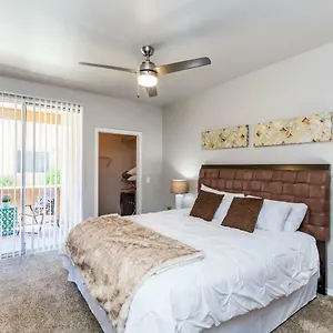 Holiday home 3 Bedroom - Tpc Golf, Shopping & Dining 3 Miles With Parking -1025, Phoenix